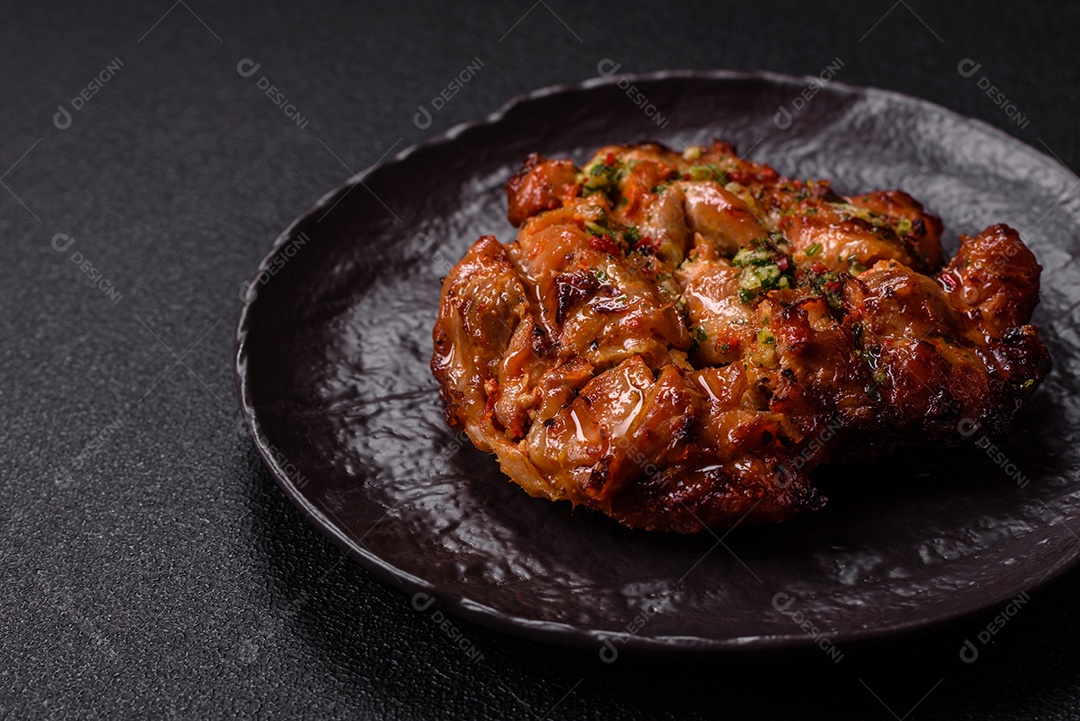 A imagem mostra um prato de shawarma de frango. O shawarma é um prato popular do Oriente Médio que consiste em carne assada em um espeto vertical e servida em fatias finas