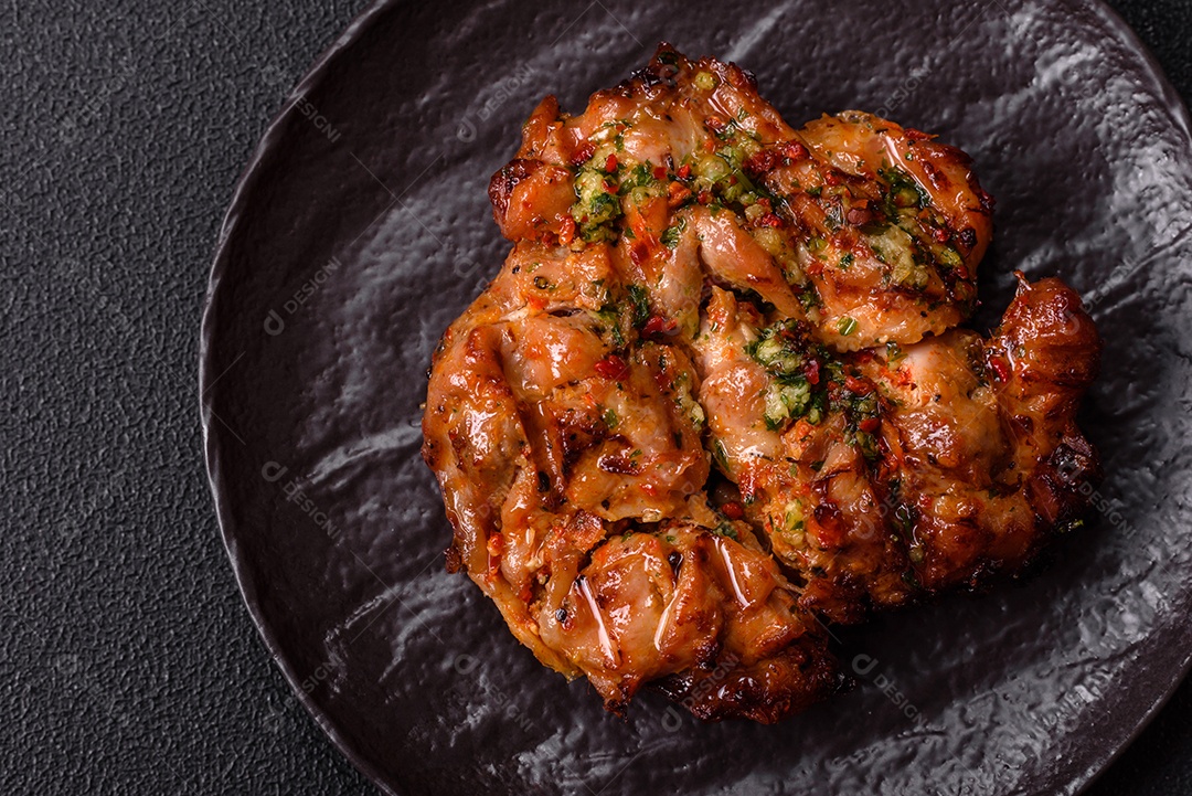 A imagem mostra um prato de shawarma de frango. O shawarma é um prato popular do Oriente Médio que consiste em carne assada em um espeto vertical e servida em fatias finas