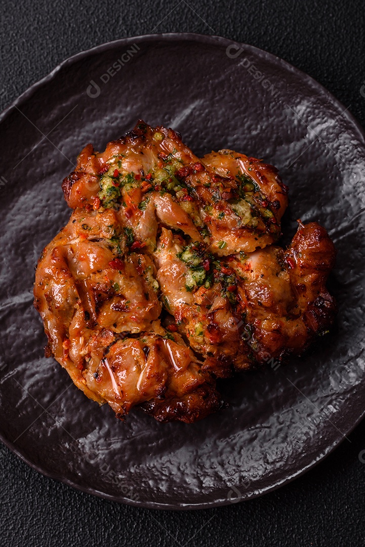 A imagem mostra um prato de shawarma de frango. O shawarma é um prato popular do Oriente Médio que consiste em carne assada em um espeto vertical e servida em fatias finas