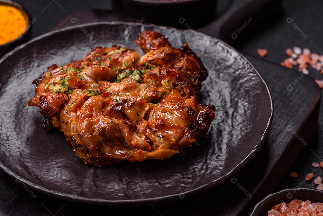 A imagem mostra um prato de shawarma de frango. O shawarma é um prato popular do Oriente Médio que consiste em carne assada em um espeto vertical e servida em fatias finas