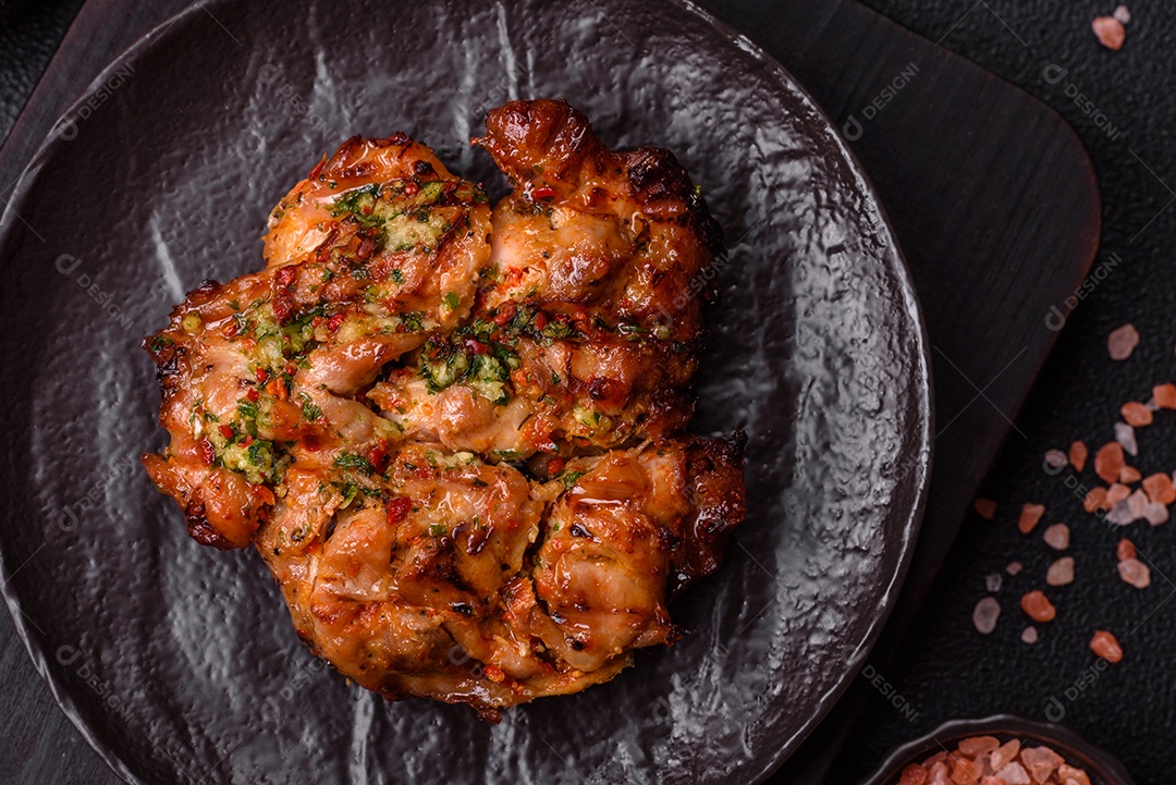 A imagem mostra um prato de shawarma de frango. O shawarma é um prato popular do Oriente Médio que consiste em carne assada em um espeto vertical e servida em fatias finas