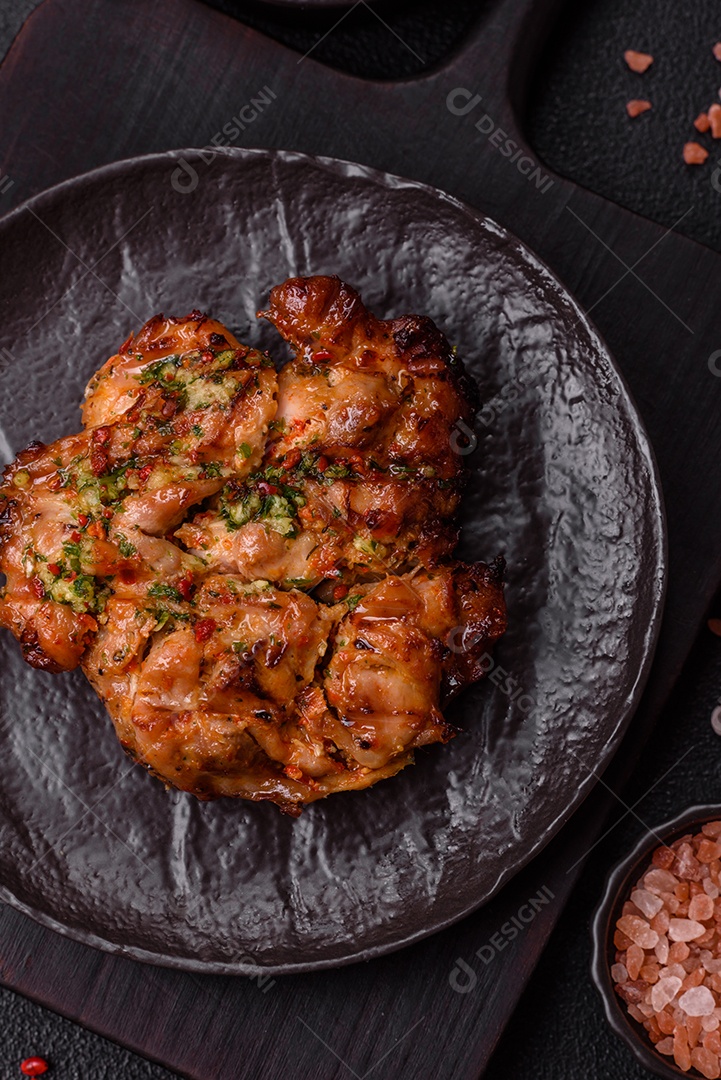 A imagem mostra um prato de shawarma de frango. O shawarma é um prato popular do Oriente Médio que consiste em carne assada em um espeto vertical e servida em fatias finas