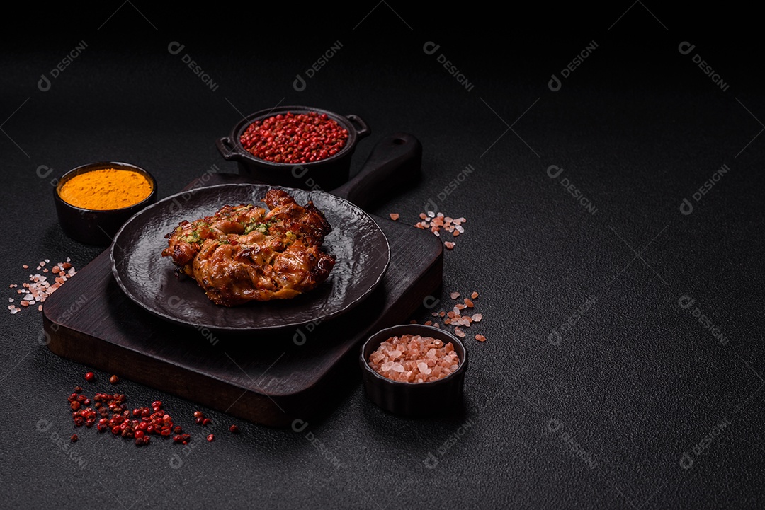 A imagem mostra um prato de shawarma de frango. O shawarma é um prato popular do Oriente Médio que consiste em carne assada em um espeto vertical e servida em fatias finas