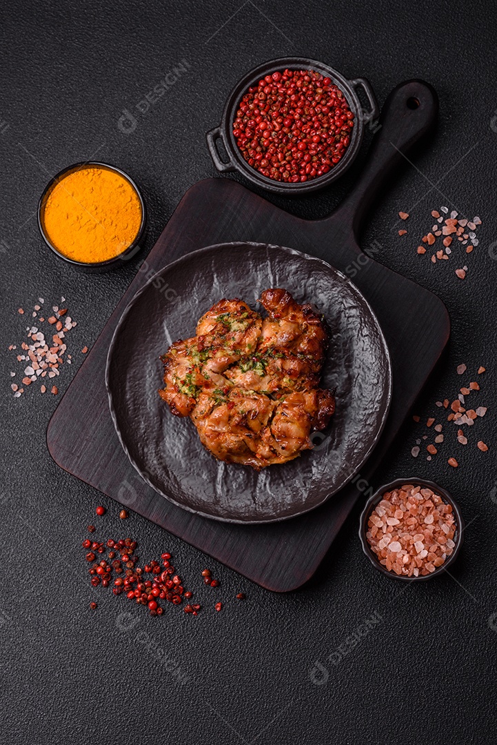 A imagem mostra um prato de shawarma de frango. O shawarma é um prato popular do Oriente Médio que consiste em carne assada em um espeto vertical e servida em fatias finas