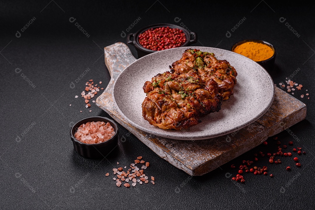 A imagem mostra um prato de shawarma de frango. O shawarma é um prato popular do Oriente Médio que consiste em carne assada em um espeto vertical e servida em fatias finas