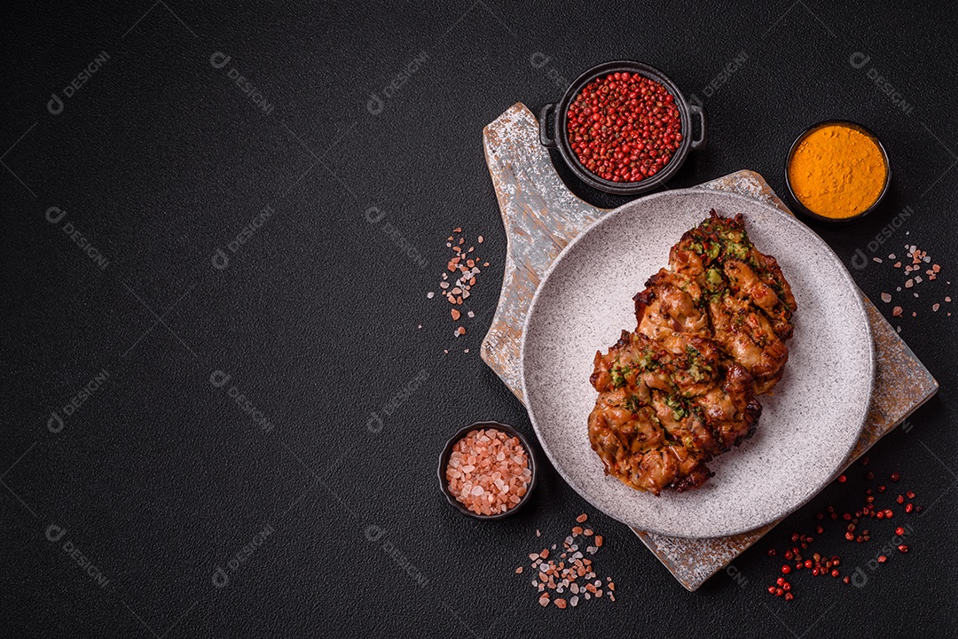 A imagem mostra um prato de shawarma de frango. O shawarma é um prato popular do Oriente Médio que consiste em carne assada em um espeto vertical e servida em fatias finas