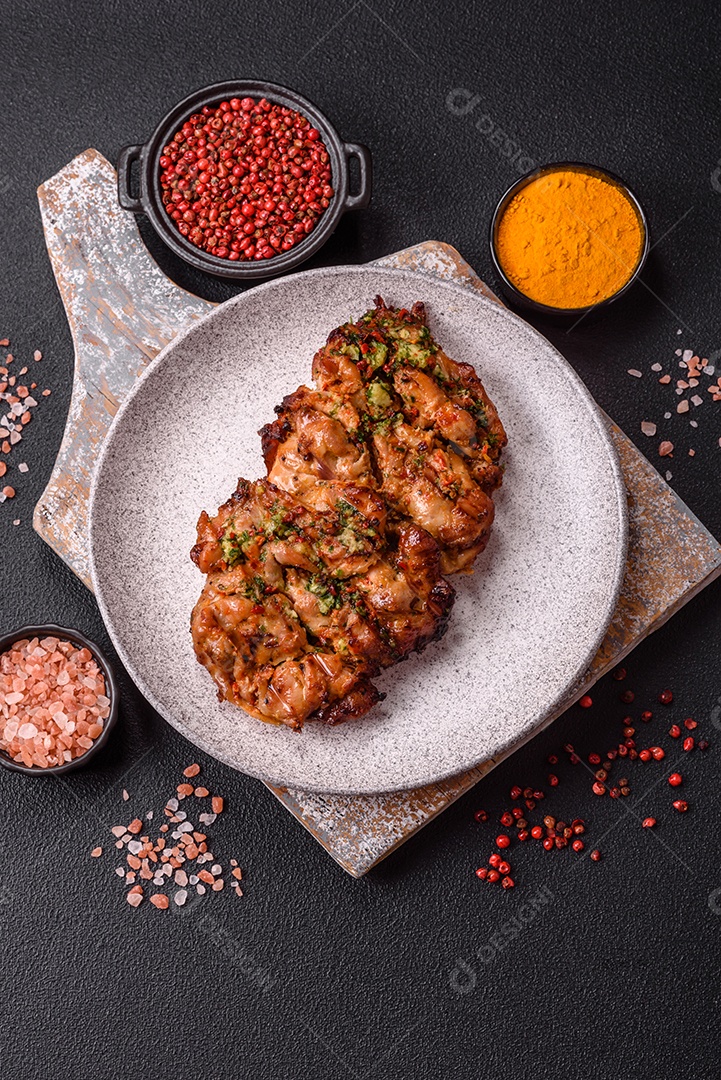 A imagem mostra um prato de shawarma de frango. O shawarma é um prato popular do Oriente Médio que consiste em carne assada em um espeto vertical e servida em fatias finas