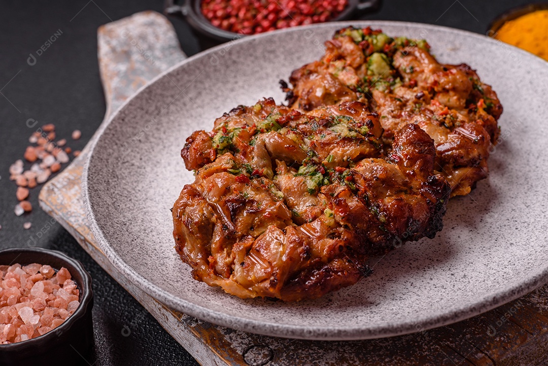 A imagem mostra um prato de shawarma de frango. O shawarma é um prato popular do Oriente Médio que consiste em carne assada em um espeto vertical e servida em fatias finas