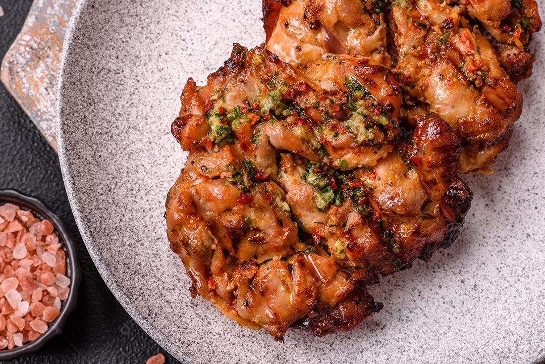 A imagem mostra um prato de shawarma de frango. O shawarma é um prato popular do Oriente Médio que consiste em carne assada em um espeto vertical e servida em fatias finas