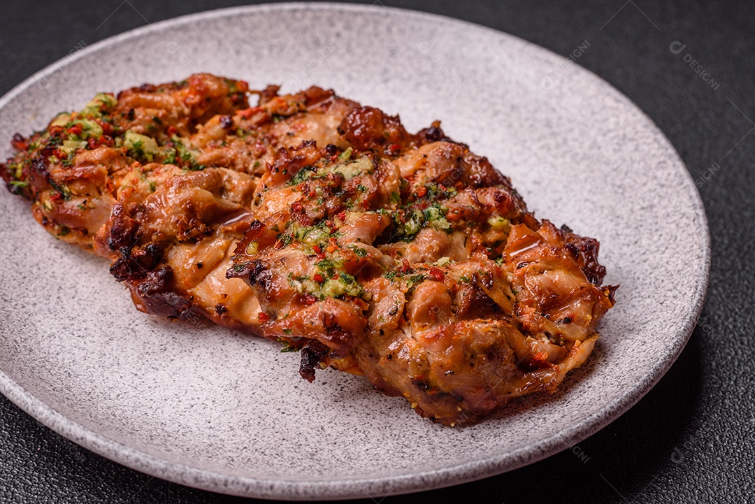 A imagem mostra um prato de shawarma de frango. O shawarma é um prato popular do Oriente Médio que consiste em carne assada em um espeto vertical e servida em fatias finas