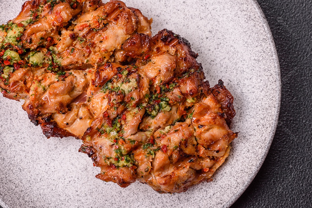 A imagem mostra um prato de shawarma de frango. O shawarma é um prato popular do Oriente Médio que consiste em carne assada em um espeto vertical e servida em fatias finas