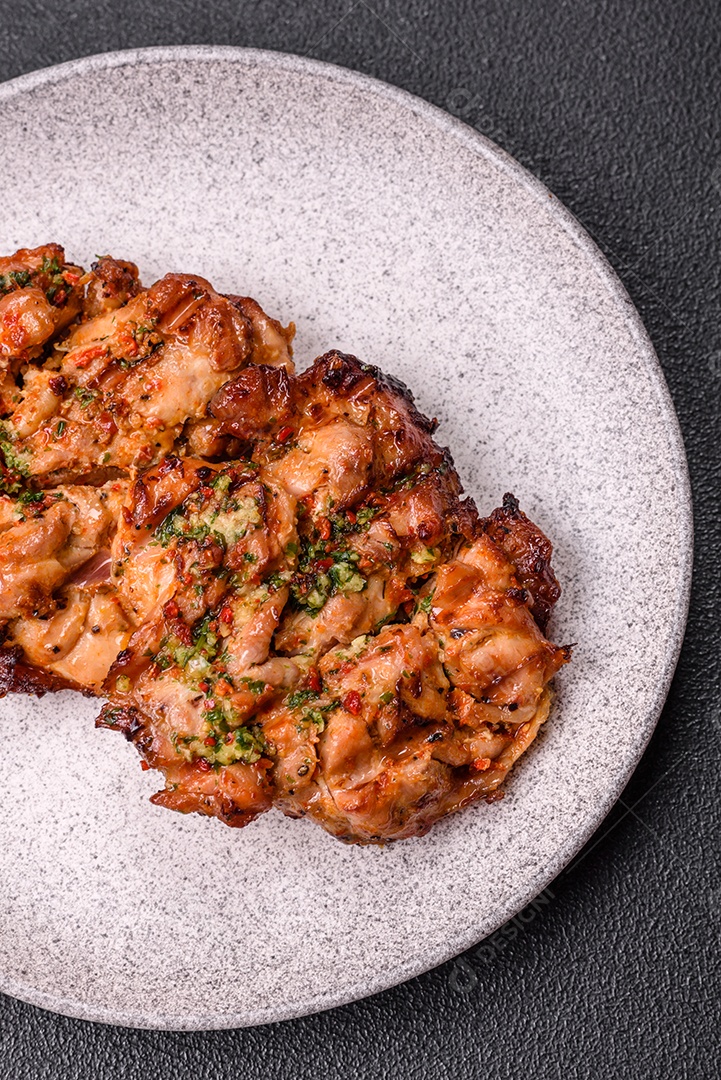 A imagem mostra um prato de shawarma de frango. O shawarma é um prato popular do Oriente Médio que consiste em carne assada em um espeto vertical e servida em fatias finas