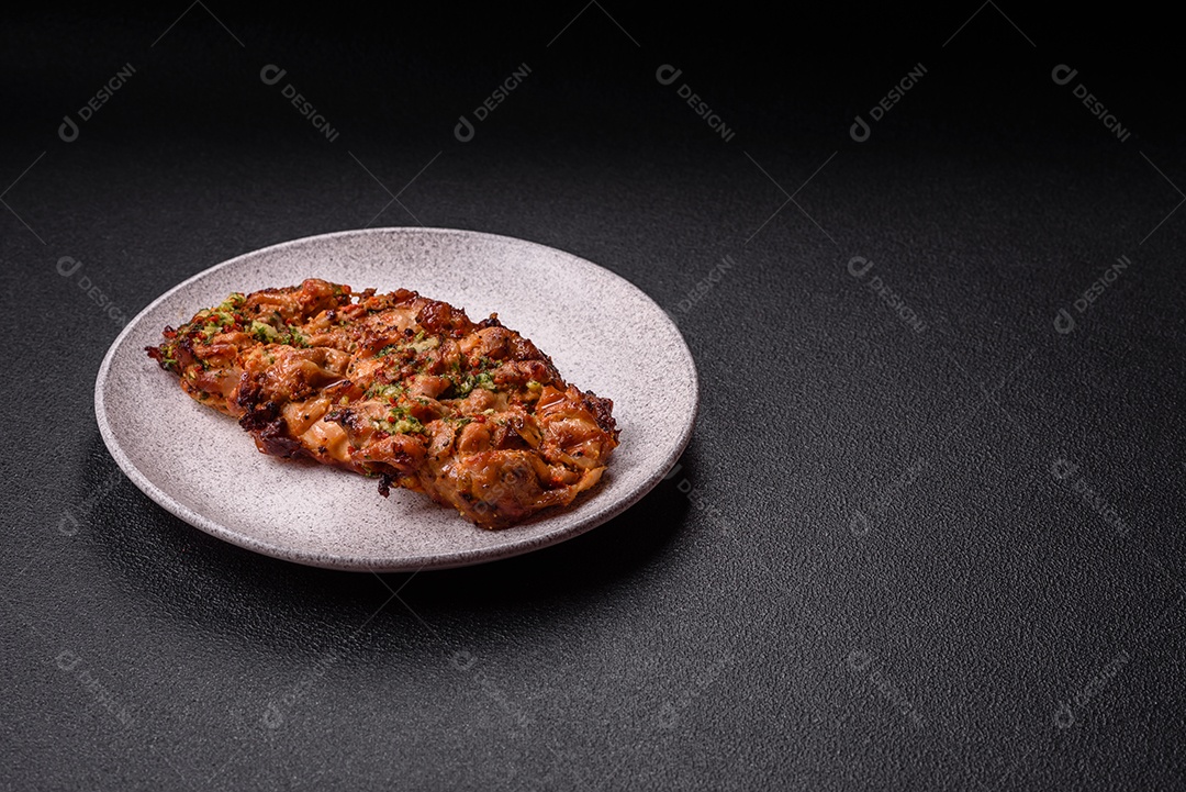 A imagem mostra um prato de shawarma de frango. O shawarma é um prato popular do Oriente Médio que consiste em carne assada em um espeto vertical e servida em fatias finas