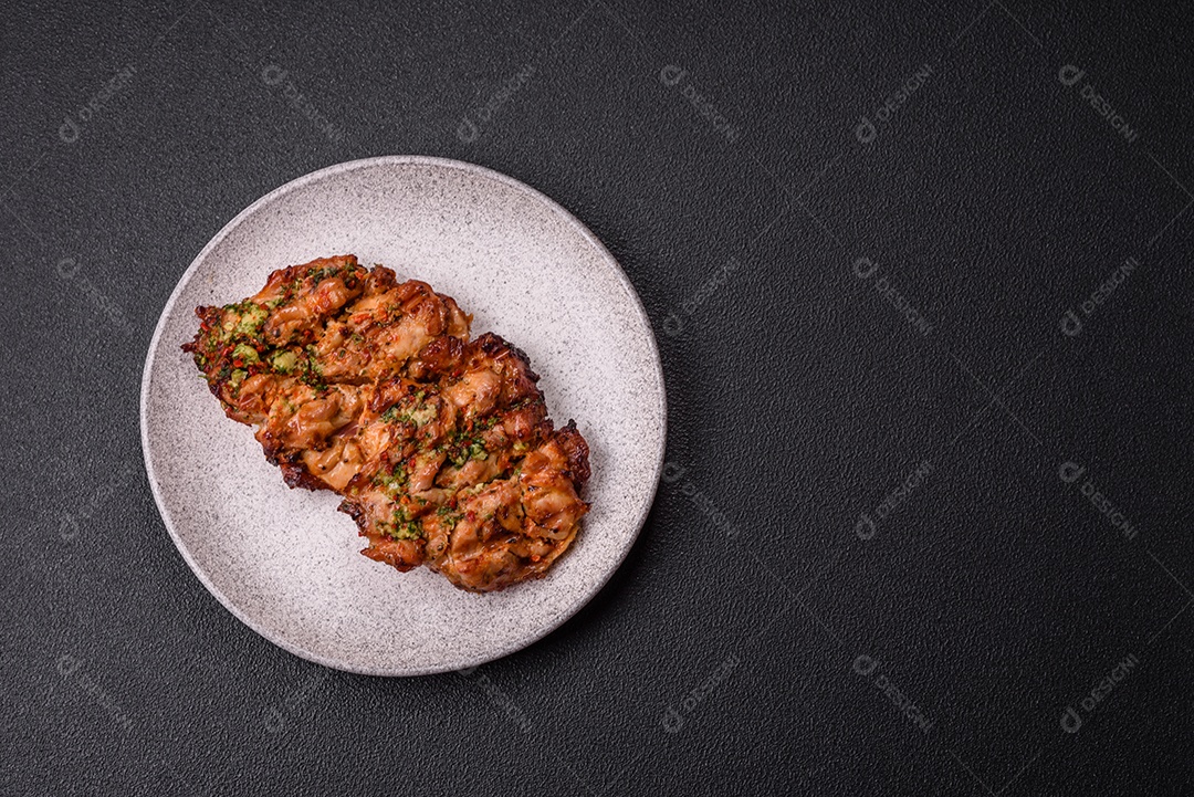 A imagem mostra um prato de shawarma de frango. O shawarma é um prato popular do Oriente Médio que consiste em carne assada em um espeto vertical e servida em fatias finas