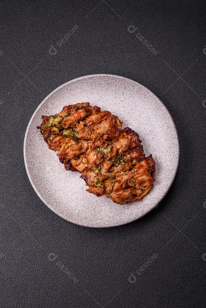 A imagem mostra um prato de shawarma de frango. O shawarma é um prato popular do Oriente Médio que consiste em carne assada em um espeto vertical e servida em fatias finas