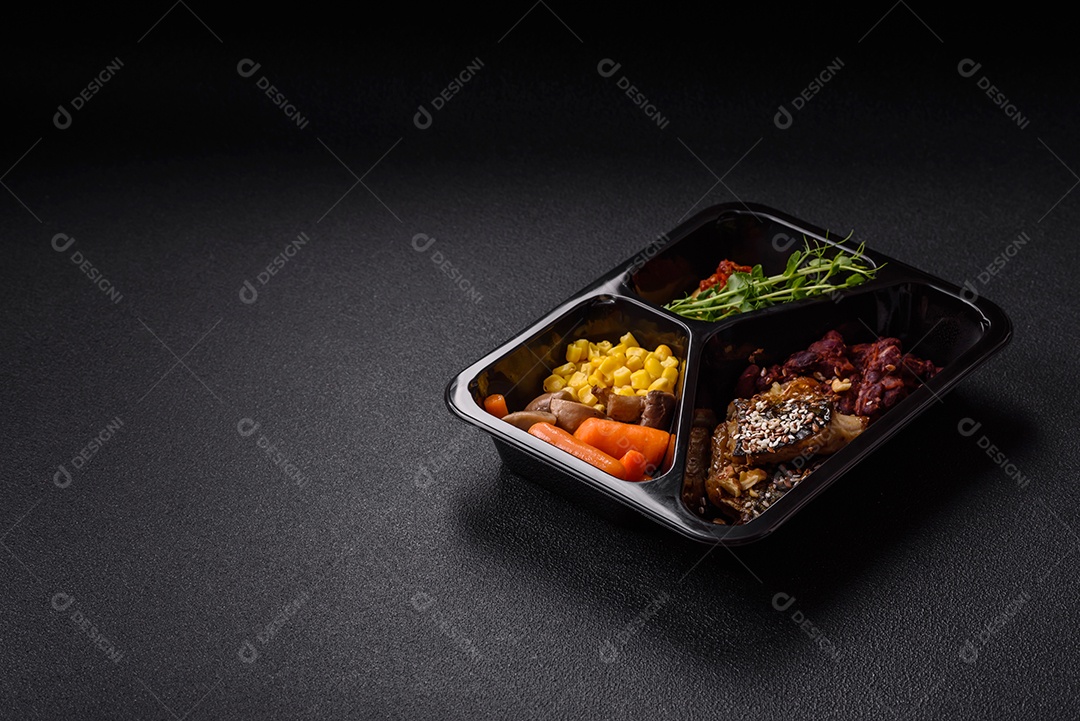 A imagem mostra um prato de comida que parece ser filé de cavala grelhado com vegetais e especiarias.