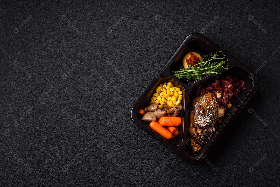 A imagem mostra um prato de comida que parece ser filé de cavala grelhado com vegetais e especiarias.