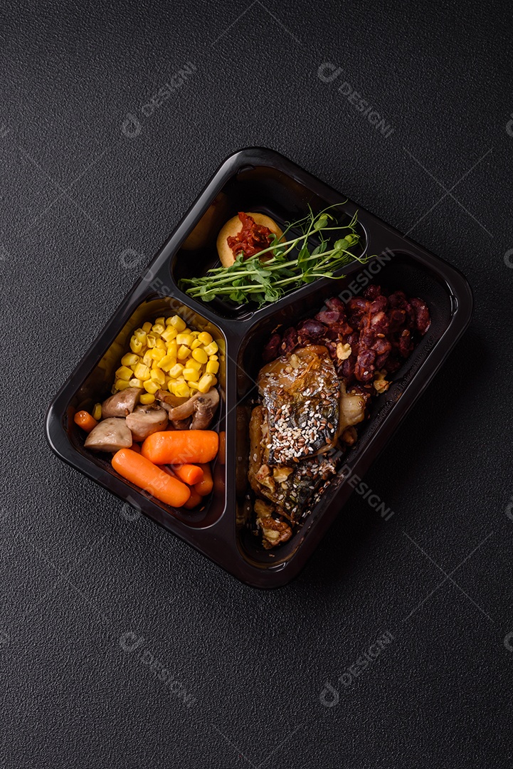 A imagem mostra um prato de comida que parece ser filé de cavala grelhado com vegetais e especiarias.