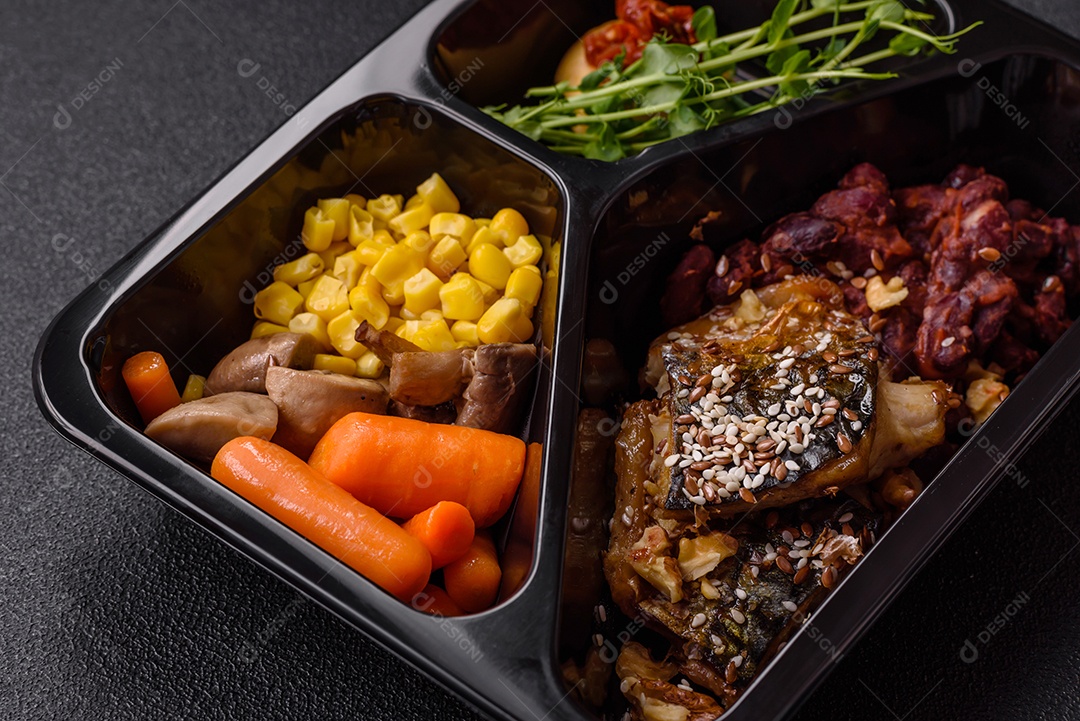 A imagem mostra um prato de comida que parece ser filé de cavala grelhado com vegetais e especiarias.