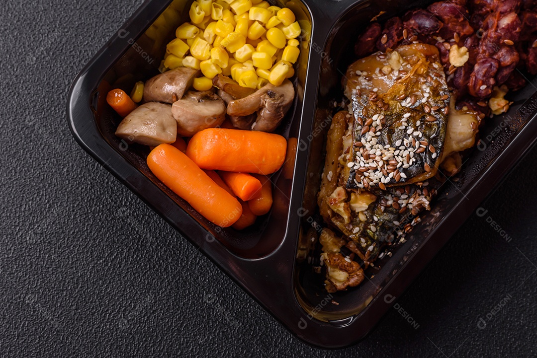 A imagem mostra um prato de comida que parece ser filé de cavala grelhado com vegetais e especiarias.