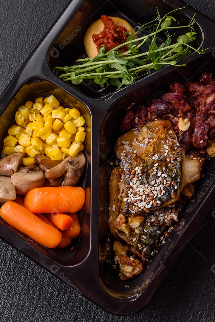 A imagem mostra um prato de comida que parece ser filé de cavala grelhado com vegetais e especiarias.