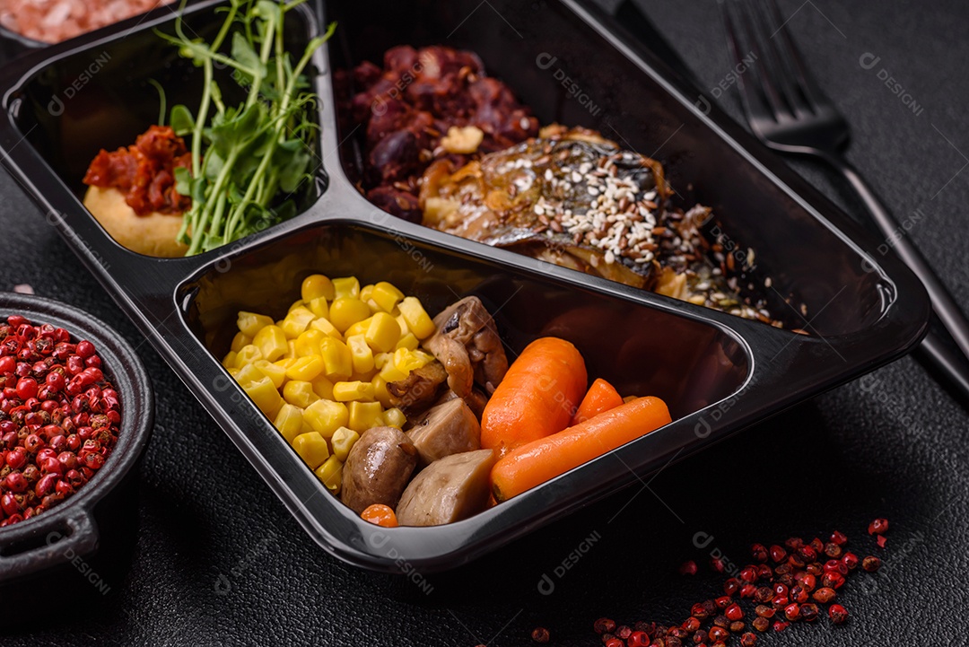 A imagem mostra um prato de comida que parece ser filé de cavala grelhado com vegetais e especiarias.