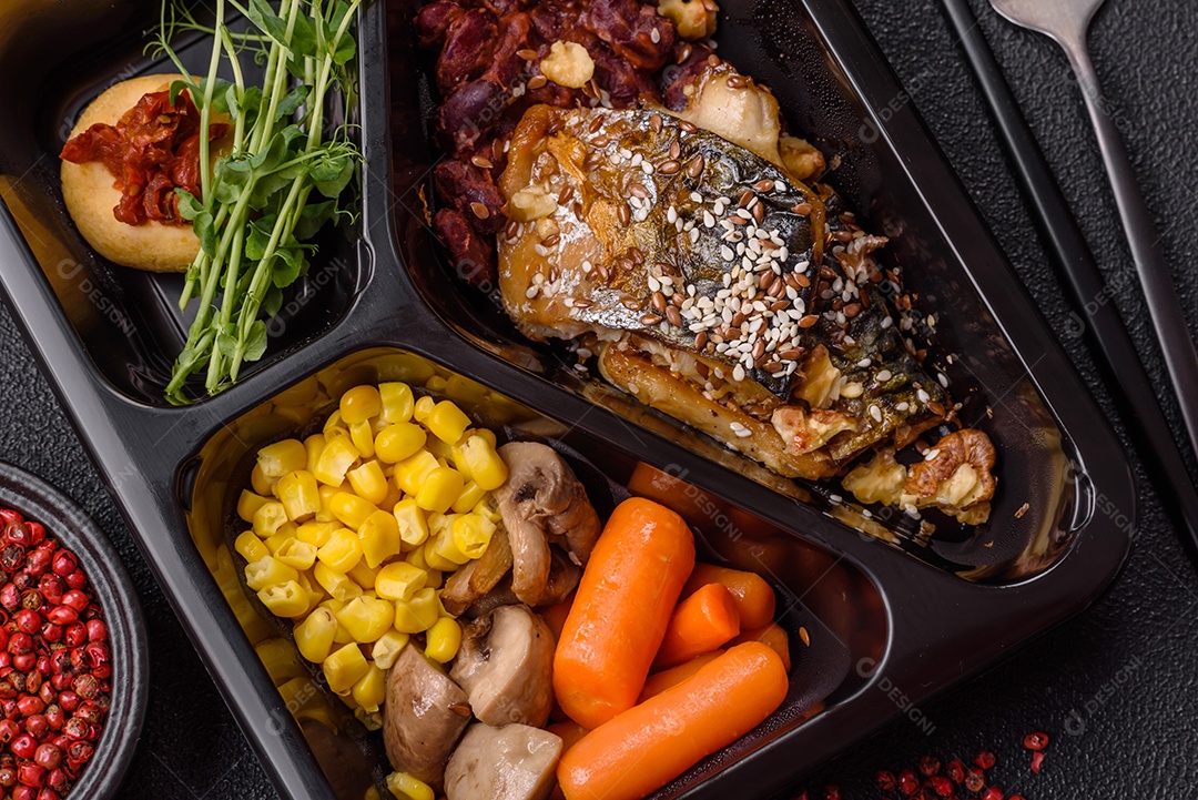 A imagem mostra um prato de comida que parece ser filé de cavala grelhado com vegetais e especiarias.