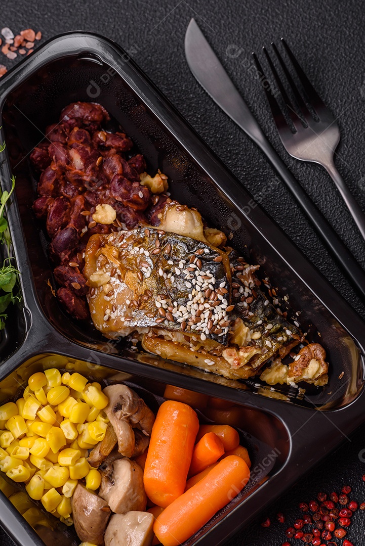 A imagem mostra um prato de comida que parece ser filé de cavala grelhado com vegetais e especiarias.