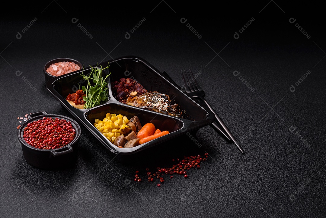 A imagem mostra um prato de comida que parece ser filé de cavala grelhado com vegetais e especiarias.