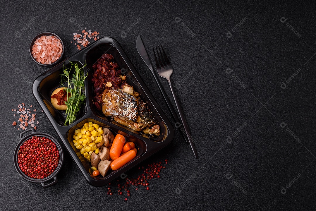 A imagem mostra um prato de comida que parece ser filé de cavala grelhado com vegetais e especiarias.