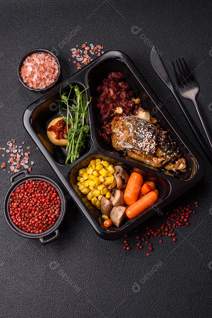 A imagem mostra um prato de comida saudável que parece ser uma salada de quinoa ou buddha bowl.