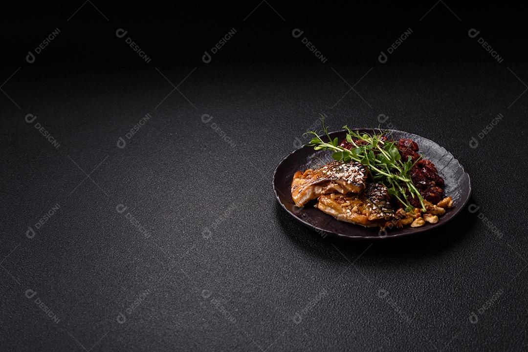 A imagem mostra um prato de comida que parece ser filé de cavala grelhado com vegetais e especiarias.