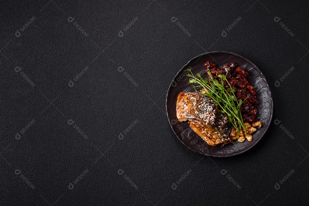 A imagem mostra um prato de comida que parece ser filé de cavala grelhado com vegetais e especiarias.