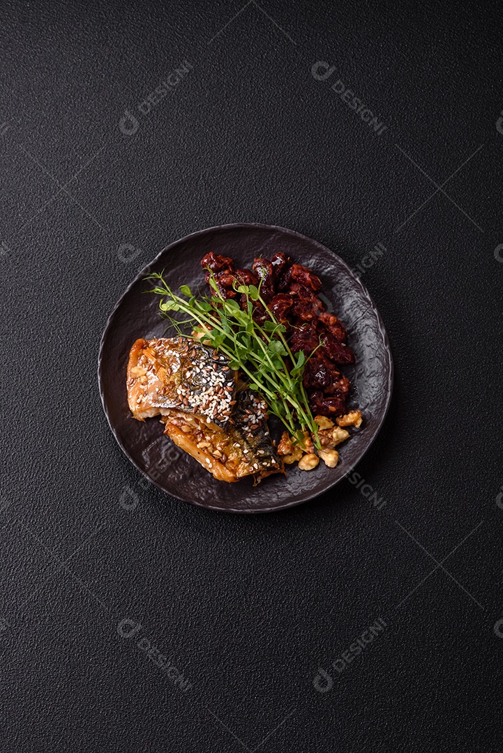 A imagem mostra um prato de comida que parece ser filé de cavala grelhado com vegetais e especiarias.