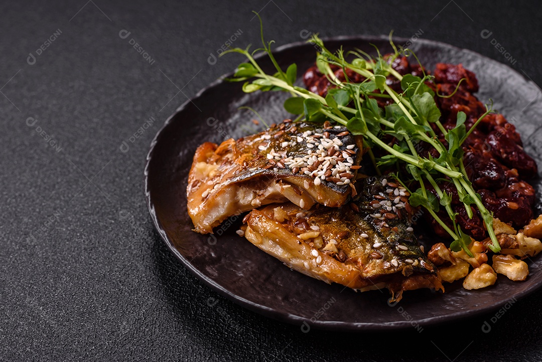 A imagem mostra um prato de comida que parece ser filé de cavala grelhado com vegetais e especiarias.