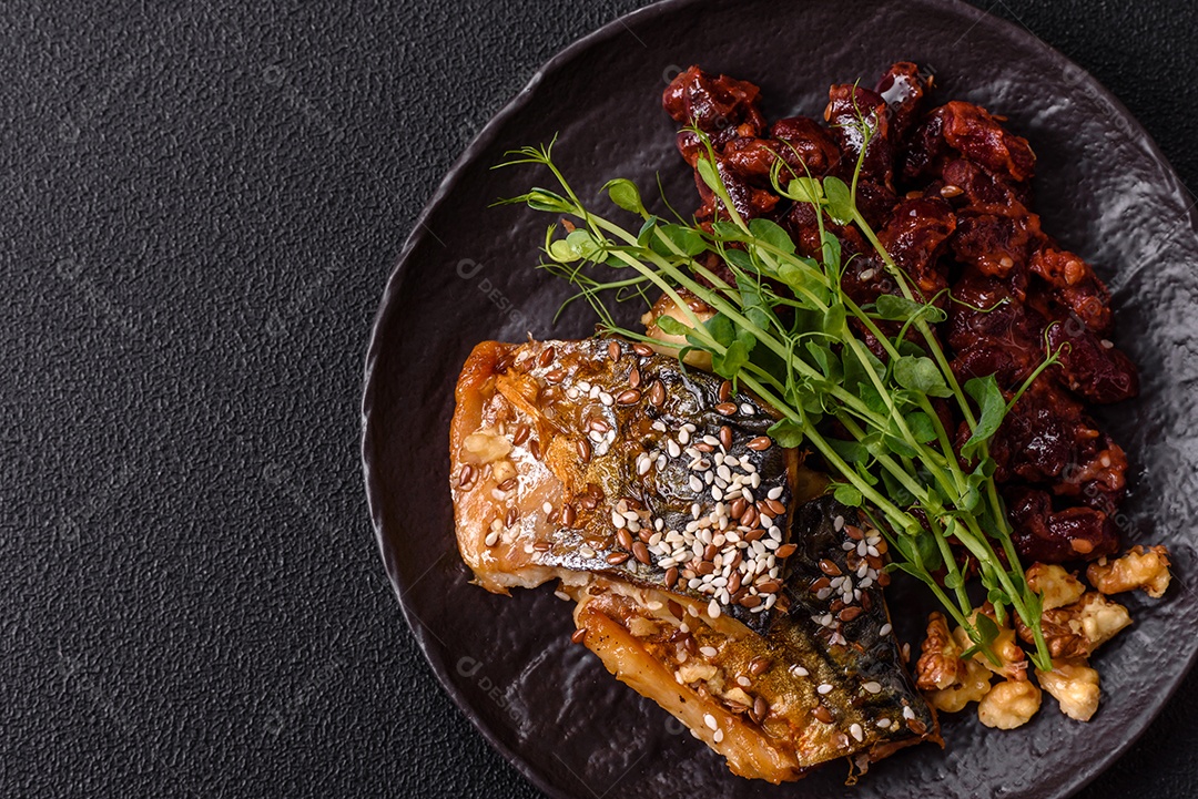 A imagem mostra um prato de comida que parece ser filé de cavala grelhado com vegetais e especiarias.