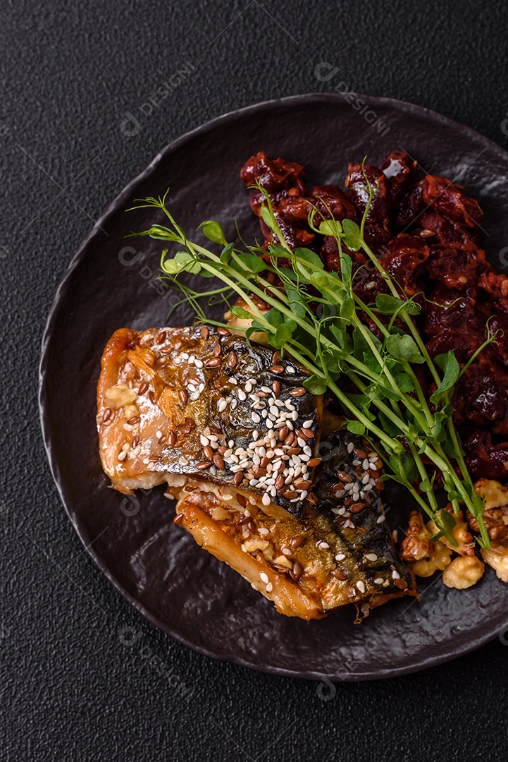 A imagem mostra um prato de comida que parece ser filé de cavala grelhado com vegetais e especiarias.