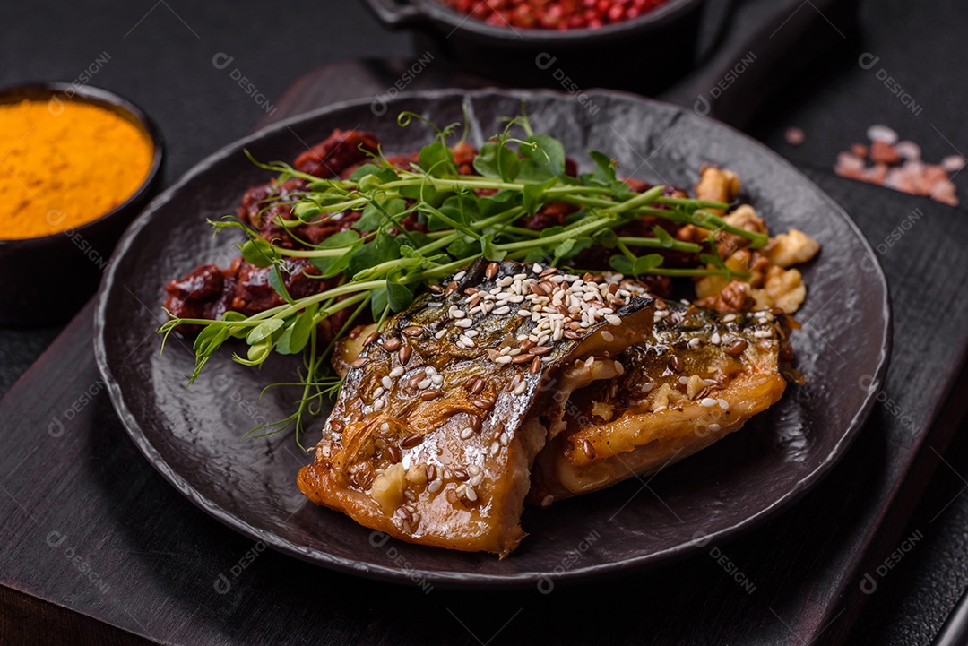 A imagem mostra um prato de comida que parece ser filé de cavala grelhado com vegetais e especiarias.