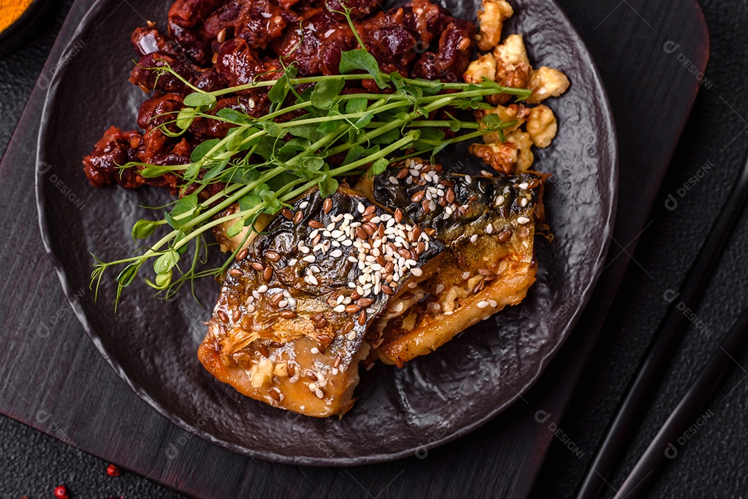 A imagem mostra um prato de comida que parece ser filé de cavala grelhado com vegetais e especiarias.