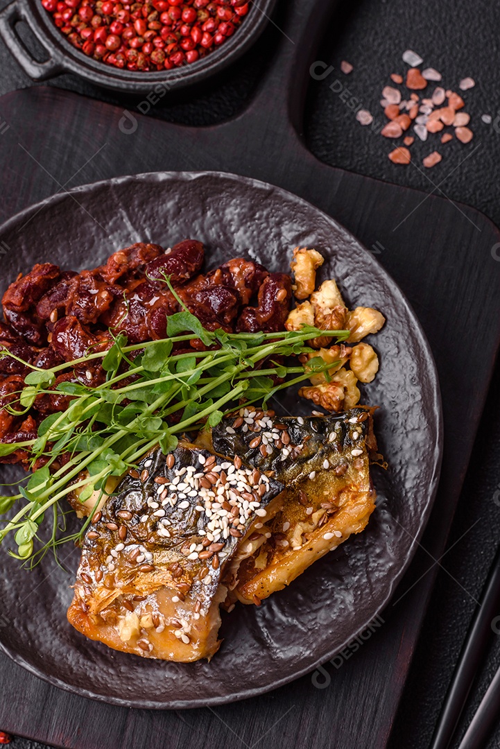 A imagem mostra um prato de comida que parece ser filé de cavala grelhado com vegetais e especiarias.