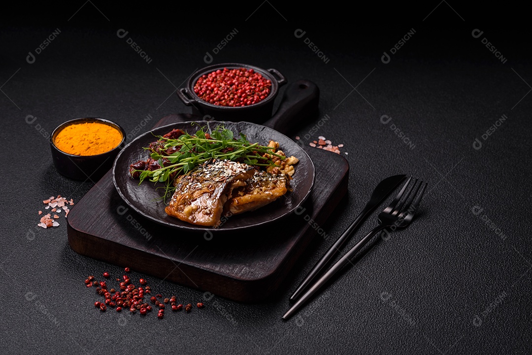 A imagem mostra um prato de comida que parece ser filé de cavala grelhado com vegetais e especiarias.