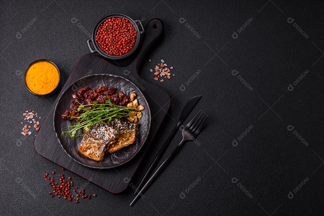 A imagem mostra um prato de comida que parece ser filé de cavala grelhado com vegetais e especiarias.