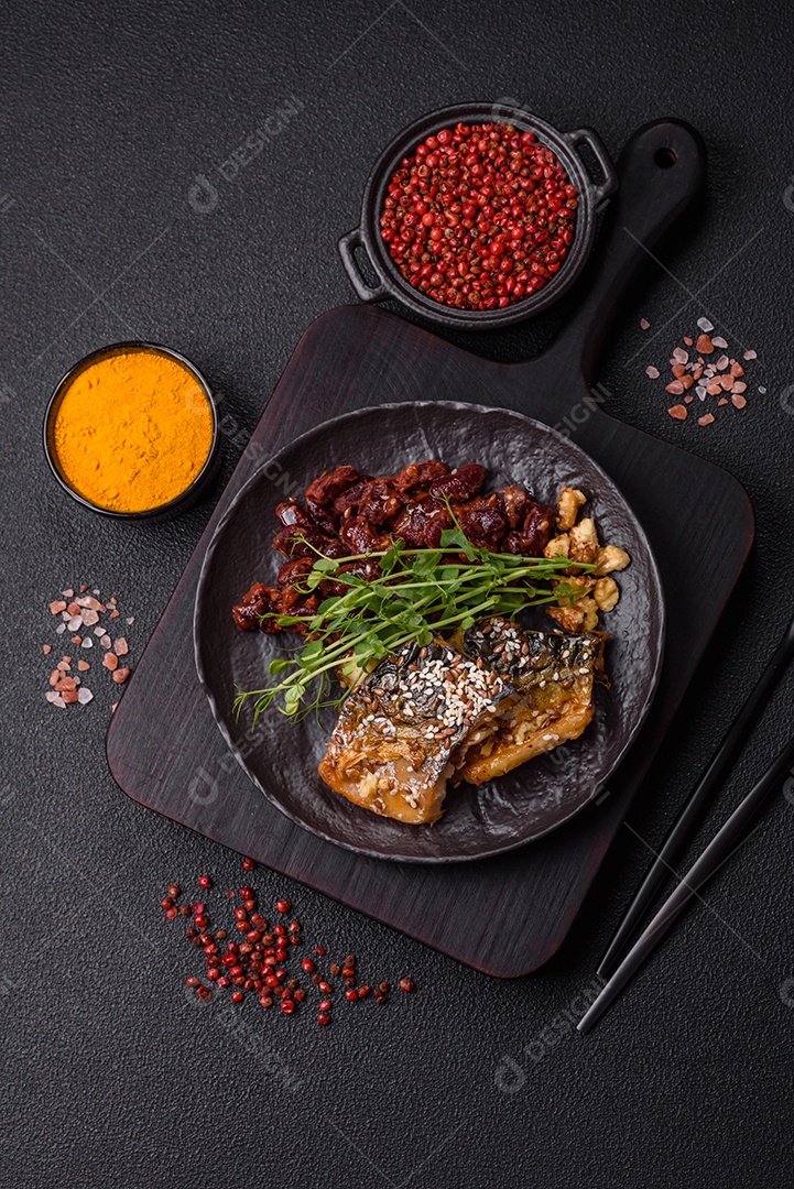 A imagem mostra um prato de comida que parece ser filé de cavala grelhado com vegetais e especiarias.