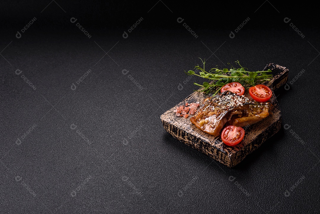 A imagem mostra um prato de comida que parece ser filé de cavala grelhado com vegetais e especiarias.