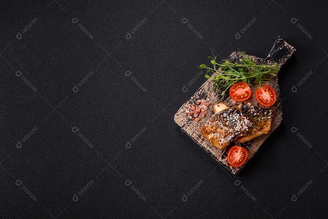 A imagem mostra um prato de comida que parece ser filé de cavala grelhado com vegetais e especiarias.