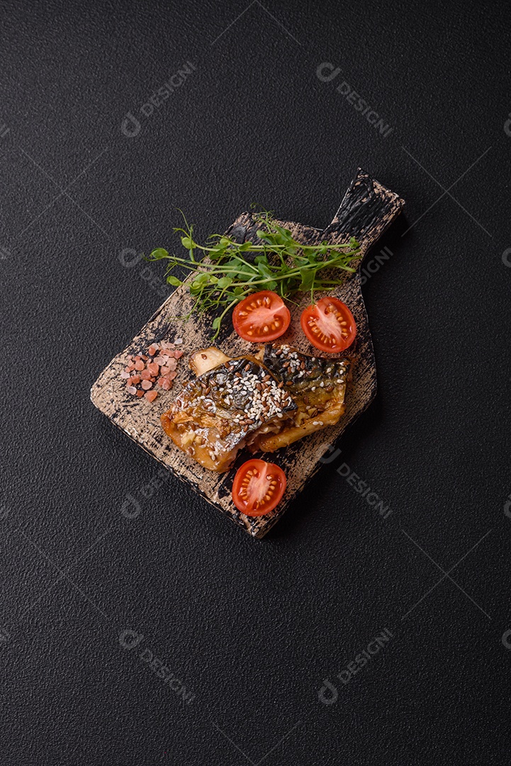 A imagem mostra um prato de comida que parece ser filé de cavala grelhado com vegetais e especiarias.