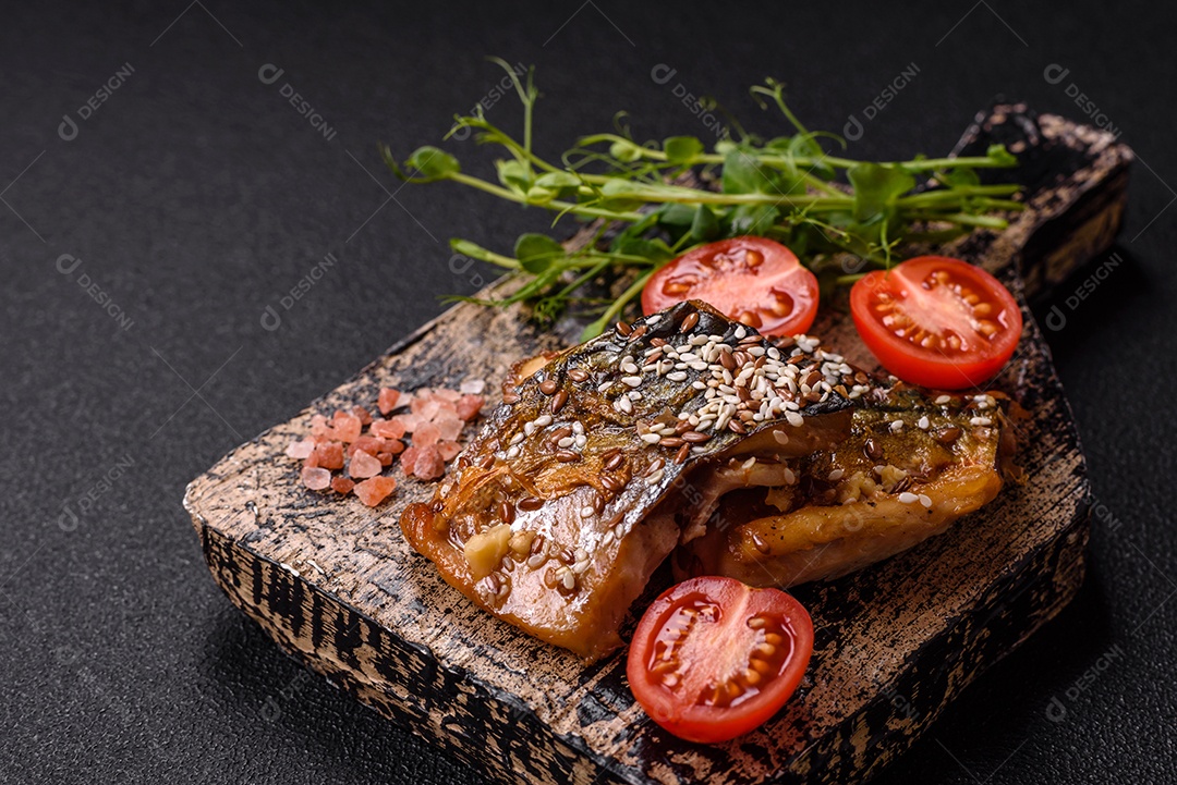 A imagem mostra um prato de comida que parece ser filé de cavala grelhado com vegetais e especiarias.