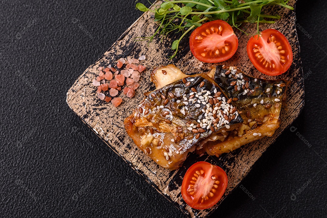 A imagem mostra um prato de comida que parece ser filé de cavala grelhado com vegetais e especiarias.