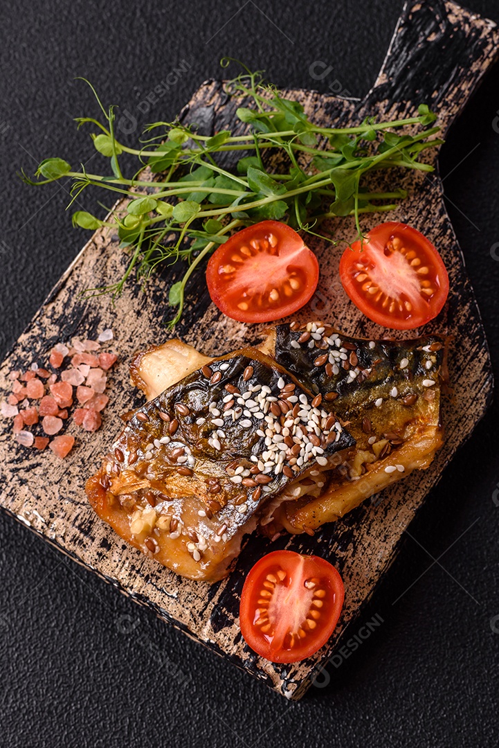 A imagem mostra um prato de comida que parece ser filé de cavala grelhado com vegetais e especiarias.