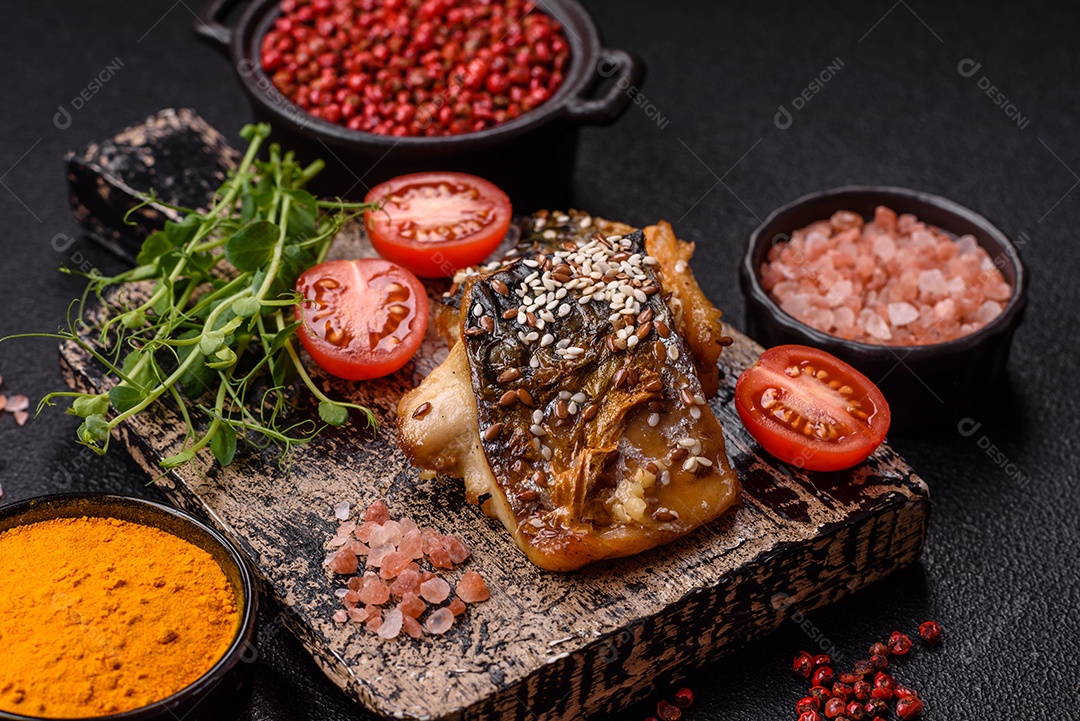 A imagem mostra um prato de comida que parece ser filé de cavala grelhado com vegetais e especiarias.